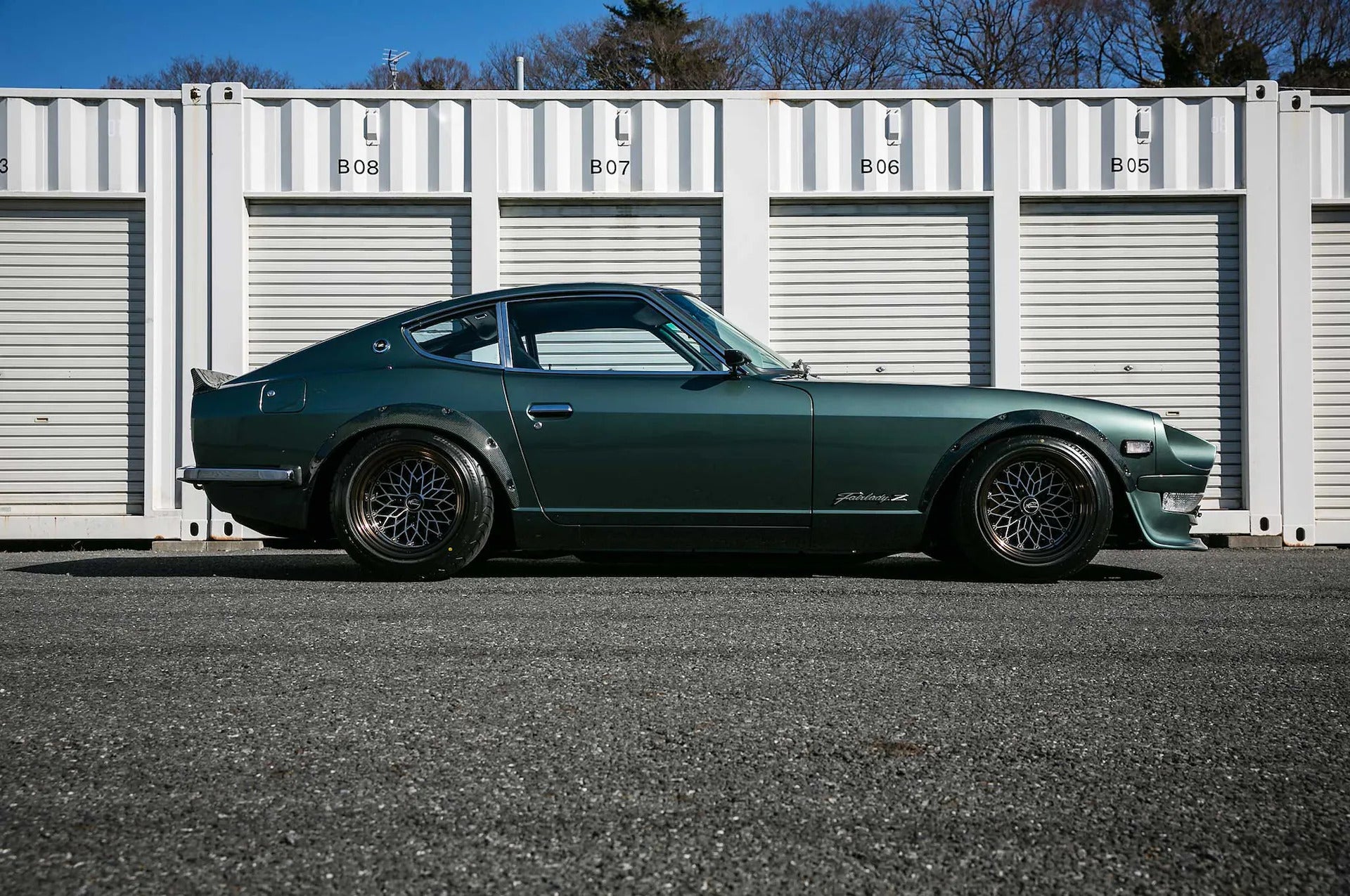 Star Road ZG fender flares datsun 240z datsun 260z datsun 280z installed on s30 storage container
