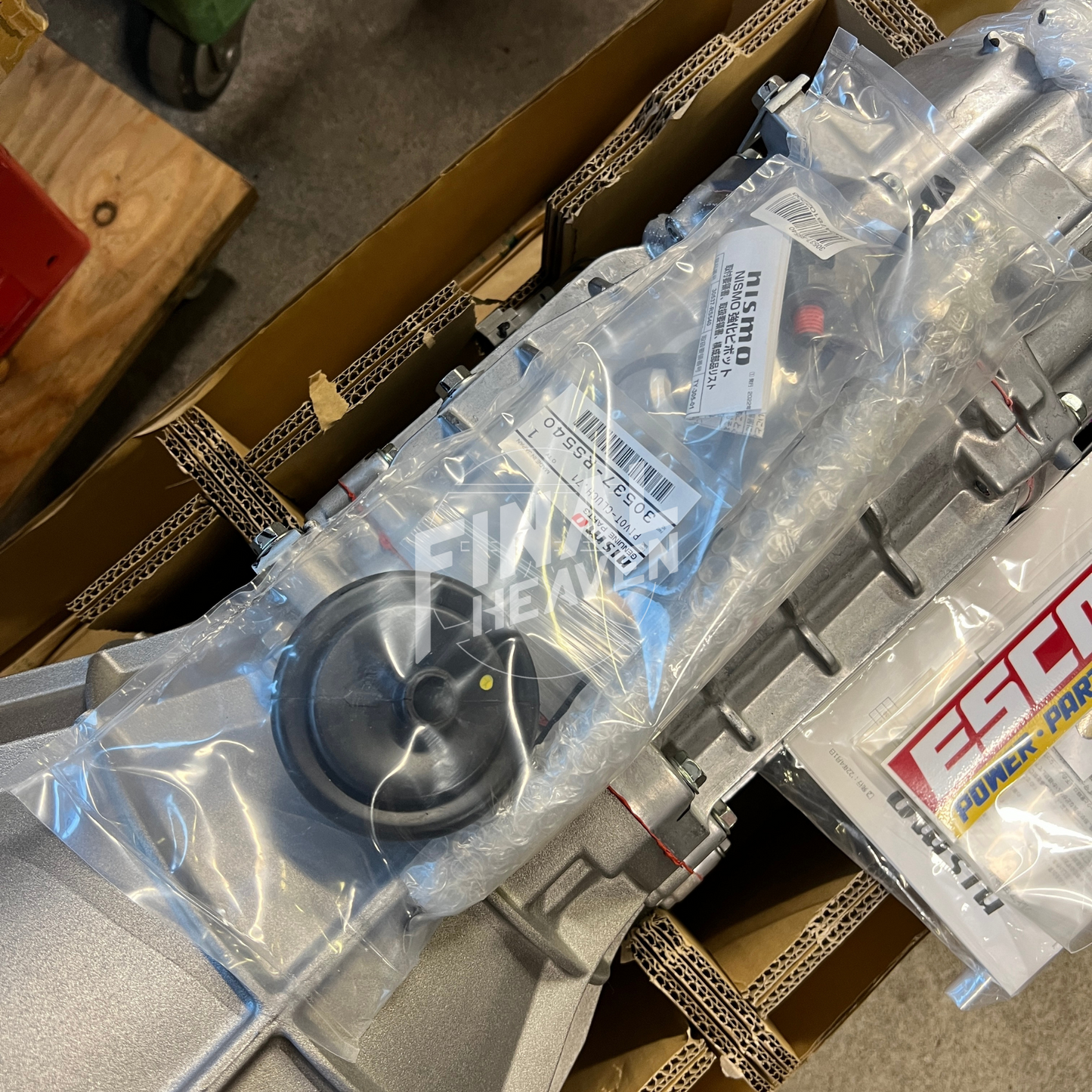 This is an ESCORT Drag Racing Service modified NISMO 6 speed cross manual transmission kit made to adapt to L28 powered Nissan Hakosuka KGC10 and Datsun 240Z 260Z or 280Z.